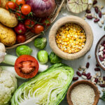 mesa com vários alimentos orgânicos