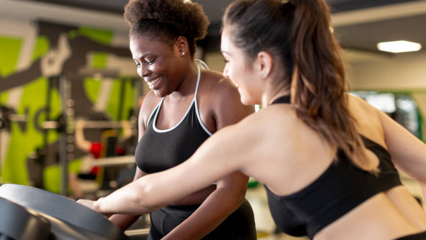 Mulher iniciando o treino na academia