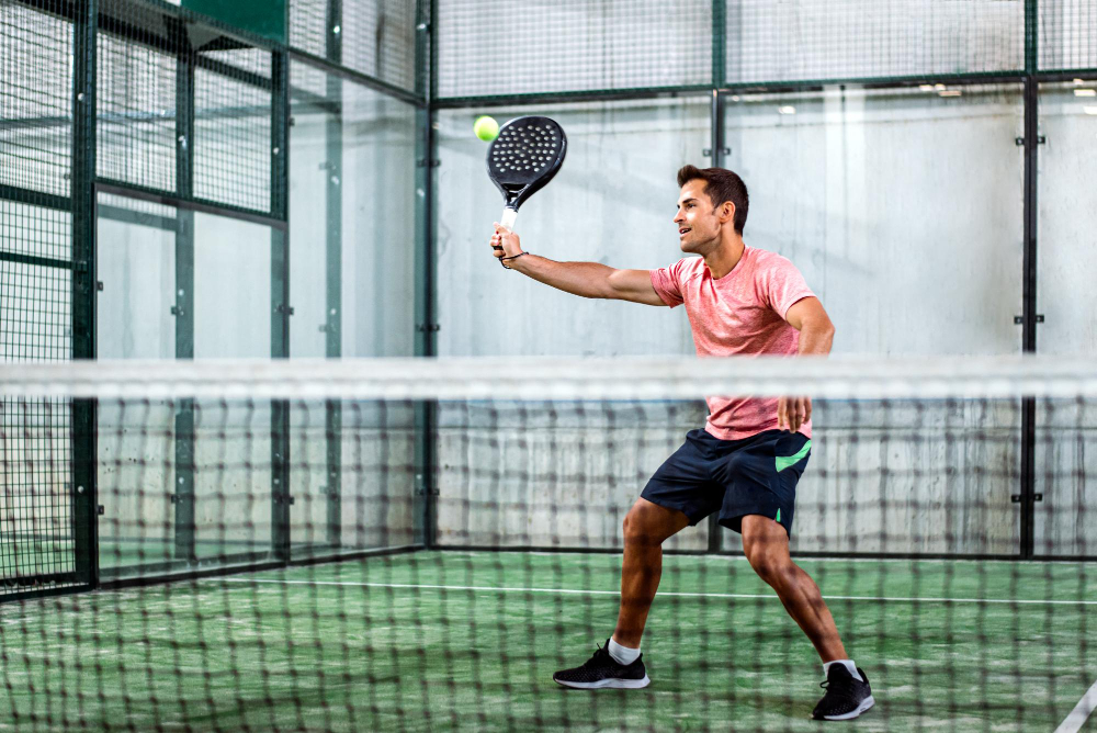 Homem jogando padel