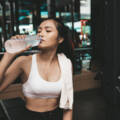 Hidratação inteligente: quanto e o que beber durante os exercícios