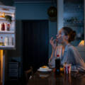Comer à noite engorda? Desvendando o mito